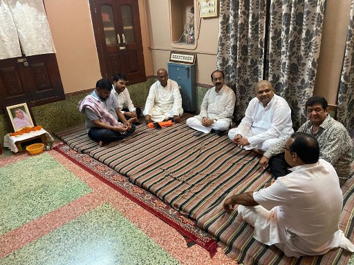 शांति देवी अग्रवाल के निधन पर शोक व्यक्त करने निवास पहुंचे प्रदेश भाजपा अध्यक्ष अरुण साव