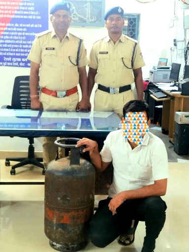 भाटापारा आरपीएफ ने सघन जांच अभियान चला आजाद हिंद ट्रेन से ज्वलनशील गैस सिलेंडर जब्त कर कार्यवाही की