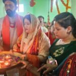 प्रबल प्रताप सिंह जूदेव ने भटगांव स्थित शिव मंदिर में किया रुद्राभिषेक और पांव पखार कर की दो परिवार की घरवापसी