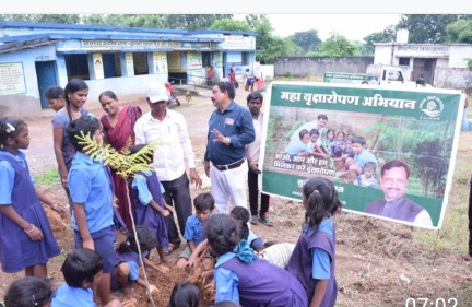 रामदास द्रौपदी फाउंडेशन द्वारा एकताल के प्राथमिक शाला और आंगनबाड़ी परिसर में किया गया पौधरोपण