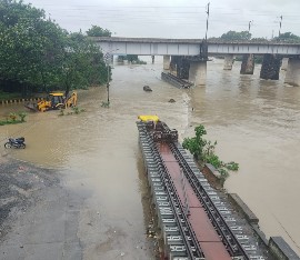 दो दिनों से लगातार हो रही बारिश से केलो डेम के 6गेट खोले गए *चक्र पथ, एस ई सी एल,कायाघट और सर्किट हाउस का पुराना रपटा डूबा * जिला प्रशासन ने नगर सेना और कंट्रोल रूम को रखा अलर्ट पर *