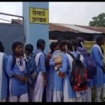 बाकारूमा शा. स्कूल के प्राचार्य ने मात्र 10 मिनट लेट पहुंचे ,15 से 20 छात्र-छात्राओं को स्कूल में प्रवेश से किया वंचित, गेट पर लगवाया ताला,  परेशान होते बच्चों का विडियो हुआ वायरल