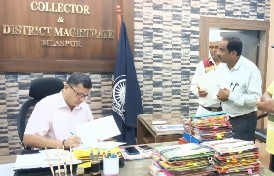छत्तीसगढ़ी लोक सांस्कृतिक विकास मंच के पदाधिकारी मिले कलेक्टर से : तोरवा पुल के ऊपरी हिस्सा पर बने भव्य जवारा भोजली गौरा गौरी घाट