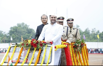 स्वतंत्रता दिवस पर उच्च शिक्षामंत्री श्री उमेश पटेल ने रायगढ़ में किया ध्वजारोहण*