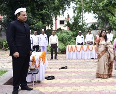 कमिश्नर कार्यालय में संभागायुक्त श्री कुंजाम ने किया ध्वजारोहण*