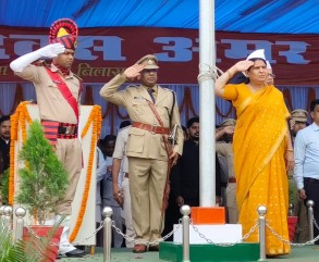 *स्वतंत्रता दिवस की 76वीं वर्षगांठ पर संसदीय सचिव श्रीमती रश्मि सिंह ने फहराया तिरंगा*  *उत्कृष्ट गोठानों को 25 हजार रूपये की दी गई पुरस्कार राशि*