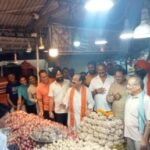 अरुण साव विजय बधेल अमर बृहस्पति बाजार में सब्जी विक्रेताओं एवम् जनता से मिलकर चुनावी घोषणा पत्र में उनसे सुझाव लिए.. घोषणा पत्र पर संभागीय बैठक, बांटे गए सुझाव पेटियां