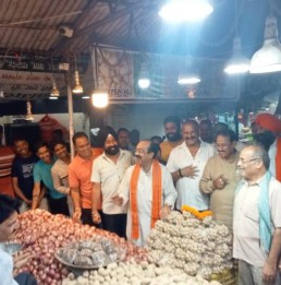 अरुण साव विजय बधेल अमर बृहस्पति बाजार में सब्जी विक्रेताओं एवम् जनता से मिलकर चुनावी घोषणा पत्र में उनसे सुझाव लिए.. घोषणा पत्र पर संभागीय बैठक, बांटे गए सुझाव पेटियां