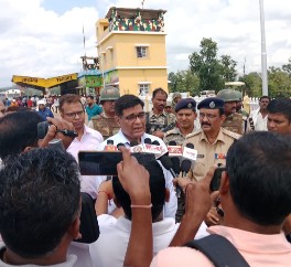 अंतागढ़ से ताडोकी के मध्य  ट्रैक के दोनों और एसएसबी द्वारा सुरक्षा प्रदान करने नई रेल लाइन का निरीक्षण
