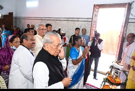 महामहिम राष्ट्रपति का काफिला एयरपोर्ट से सीधे रायपुर जगन्नाथ मंदिर पहुंच पूजा अर्चना की,  सर्व उत्कल समाज के अध्यक्ष पुरंदर मिश्रा ने मंदिर परिसर में अगुवानी कर स्वागत किया