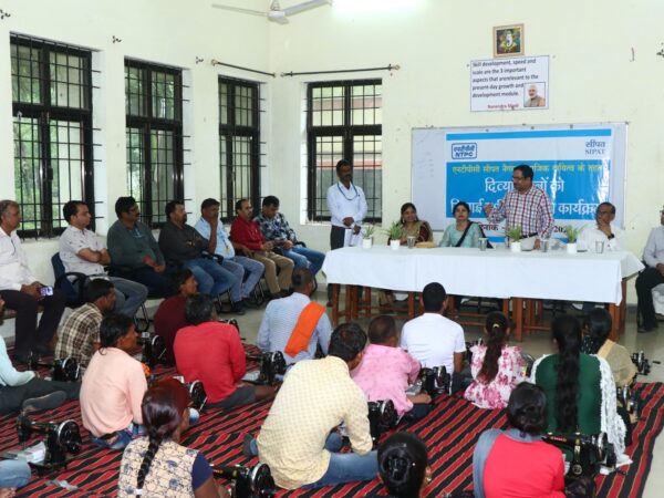 एनटीपीसी सीपत द्वारा नैगम सामाजिक दायित्व के तहत दिव्यांगजनों को प्रशिक्षण एवं सिलाई मशीन का वितरण