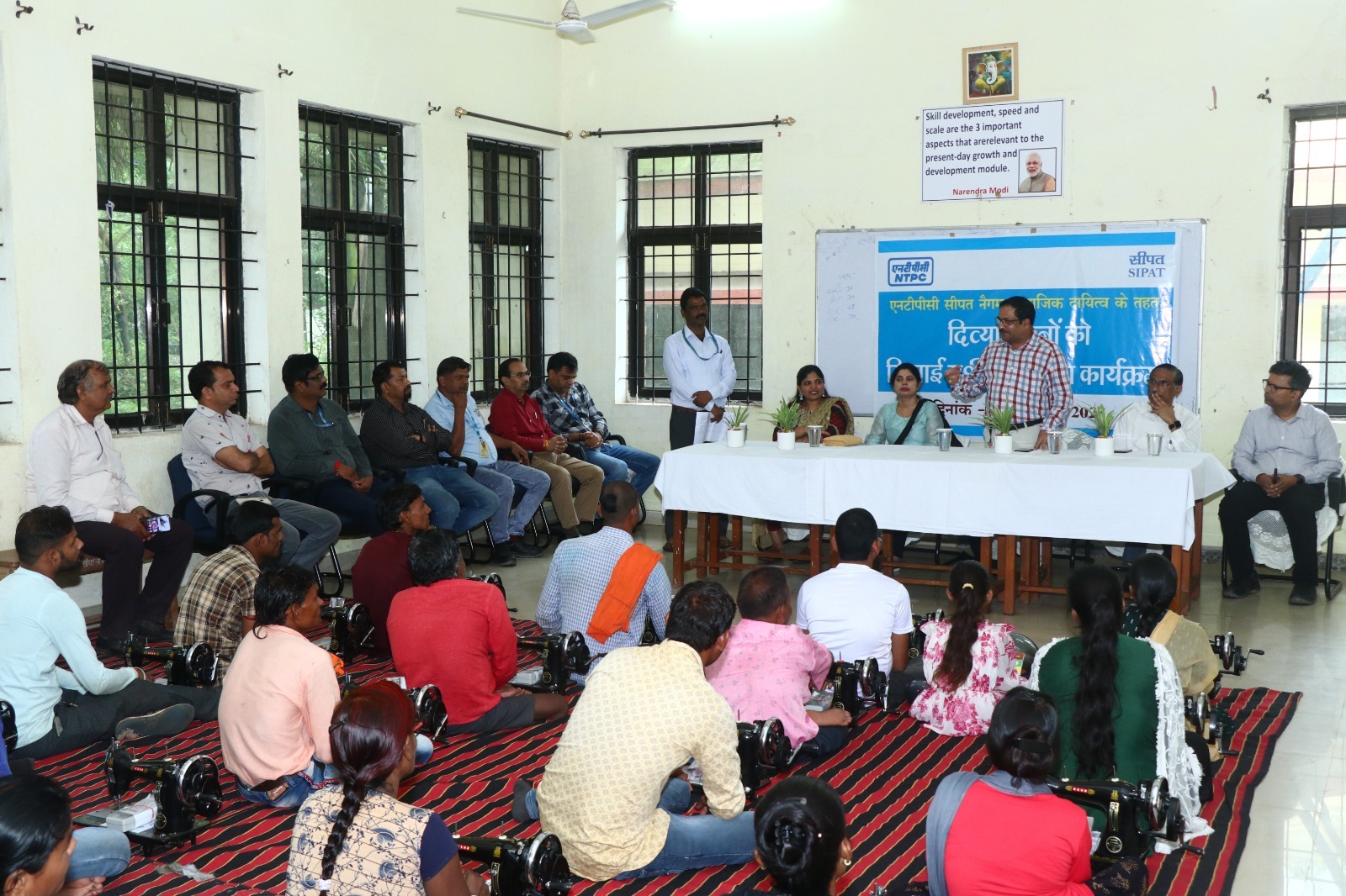 एनटीपीसी सीपत द्वारा नैगम सामाजिक दायित्व के तहत दिव्यांगजनों को प्रशिक्षण एवं सिलाई मशीन का वितरण