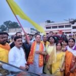 <em>यादव समाज द्वारा निकाली गई श्री कृष्ण जन्मोत्सव झांकी में पूर्व मंत्री अमर अग्रवाल ने शामिल होकर दी बधाई</em>