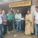 <em>मोदी की सभा के लिए सांसद गोमती का चाय</em>, दूध, पोहे वाले <em>को </em>अपने हाथों से <em>न्यौता</em> दिया
