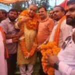 भाजपा नेता प्रवीण झा धर्मजीत सिंह को जन्मदिन की बधाई देने बैगा आदिवासियों के बीच पहुंचे