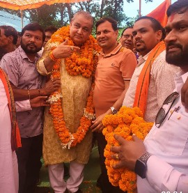 भाजपा नेता प्रवीण झा धर्मजीत सिंह को जन्मदिन की बधाई देने बैगा आदिवासियों के बीच पहुंचे