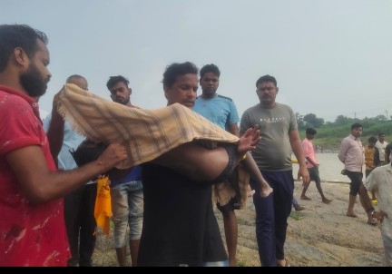 विसर्जन के दौरान नदी में बहे बालक का आज मिला शवगोताखोरों की टीम ने जिंदल स्टाप डेम के पास किया बरामद