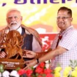 <em>पीएम नरेन्द्र मोदी जी का पूर्व मंत्री अमर अग्रवाल ने स्मृतिचिन्ह व शाल भेंट कर किया स्वागत</em> ,बिलासपुर का उत्साह व रैली में जुटी भीड़ को देखकर मोदी ने कहा इस उत्साह को देखकर मैं गदगद हूं