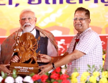 पीएम नरेन्द्र मोदी जी का पूर्व मंत्री अमर अग्रवाल ने स्मृतिचिन्ह व शाल भेंट कर किया स्वागत ,बिलासपुर का उत्साह व रैली में जुटी भीड़ को देखकर मोदी ने कहा इस उत्साह को देखकर मैं गदगद हूं