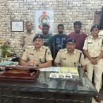 <em>केवड़ाबाड़ी बस स्टैंड के पास मोटर सायकल चालक से 9 लाख रूपये की छिनतई करने वाले नट गिरोह के तीन आरोपी गिरफ्तार</em>…..