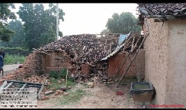 हाथियों के झुंड ने ग्रामीणों का घर किया क्षतिग्रस्त, फसल  रौंदाविभाग कर रहा नुकसान का आंकलन