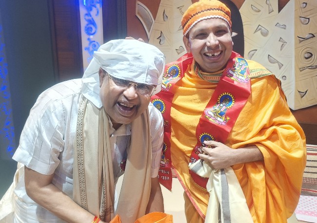अमर अग्रवाल आशीर्वाद लेने पहुंचे श्री सिन्धु अमरधाम आश्रम, संत श्री लालसांई ने दिया आशीर्वाद