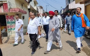 कांग्रेस का अभेद किला के दीवारों में पढ़ने लगी दरारें भाजपा प्रत्याशी पुरंदर मिश्रा का वार्ड 31में महिलाओं ने किया भव्य स्वागत