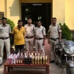 चक्रधरनगर पुलिस को मिली सफलता एकताल बेरियर पर अंग्रेजी शराब की बड़ी खेप को पकड़ा