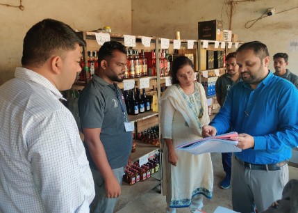 कलेक्टर डाॅ. सिद्दीकी ने देशी एवं विदेशी मदिरा दुकान का किया निरीक्षण