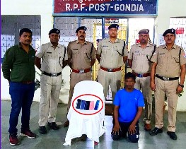 ‘‘ऑपेरशन यात्री सुरक्षा‘‘ ……CCTV फुटेज की मदद से एक चोर रेसुब गोंदिया और जीआरपी की टीम के हत्थे चढ़ा चोर से पांच मोबाइल बरामद