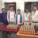 तमनार के सलिहारी चौक में हजारों की अंग्रेजी शराब परिवहन करते दो लोग तमनार पुलिस और फ्लाइंग स्क्वॉड के हत्थे चढ़े