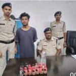 <em>फ्रूट ड्रिंकिंग बाटल में महुआ शराब का भरकर बेच रहा युवक गिरफ्तार</em>….