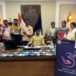 <em>आपकी अमानत आपके पास</em> अभियान <em>अर्पण</em> के अंतर्गत पुलिस अधीक्षक संतोष सिंह ने लौटाए 100 नग गुम मोबाइल