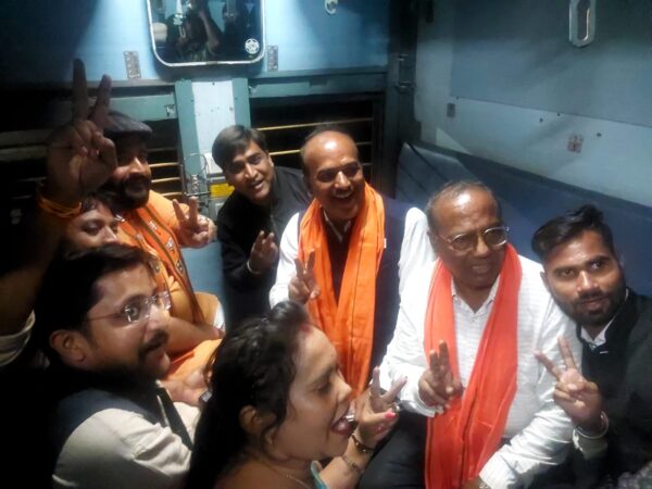 कोटा से पेंड्रारोड तक प्रबल प्रताप सिंह जूदेव ने ट्रेन में सफर की सभी स्टेशनों में लोगों ने की आतिशी स्वागत