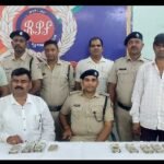 <em>आरपीएफ ने लगभग 8 लाख नकद सहित चांदी के आभूषण किये जब्त</em> , भाटापारा के अशोक अग्रवाल से 3.50 लाखऔर करही के रोहित लोनिया से 1.50लाख नगद जप्त