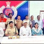 जनशताब्दी ट्रेन में 20 लाख से ऊपर सोने चांदी के साथ बाराद्वार का एक व्यक्ति रेल सुरक्षा बल की विशेष टीम के हत्थे चढ़ा