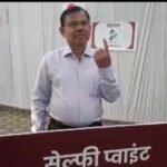 बिलासपुर कमिश्नर के डी कुंजाम ने मिशन स्कूल मतदान केन्द्र में अपना वोट डाला