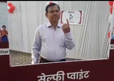 बिलासपुर कमिश्नर के डी कुंजाम ने मिशन स्कूल मतदान केन्द्र में अपना वोट डाला