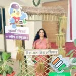 सरगुजा संभागायुक्त श्रीमती शिखा राजपुत तिवारी ने कतार में लगकर अपने मताधिकार का उपयोग कर सेल्फी भी ली