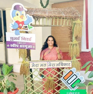 सरगुजा संभागायुक्त श्रीमती शिखा राजपुत तिवारी ने कतार में लगकर अपने मताधिकार का उपयोग कर सेल्फी भी ली