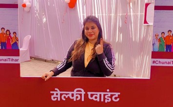 एक वोट का महत्त्व क्या होता है इस मतदाता ने बता दिया, रायपुर से अधिवक्ता अक्षरा अमित सुबह बिलासपुर पहुंच  मतदान किया