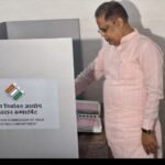 <em>अमर अग्रवाल ने किया परिवार सहित किया मतदान, पूर्ण बहुमत से बनेगी भाजपा की सरकार- अमर अग्रवाल</em>