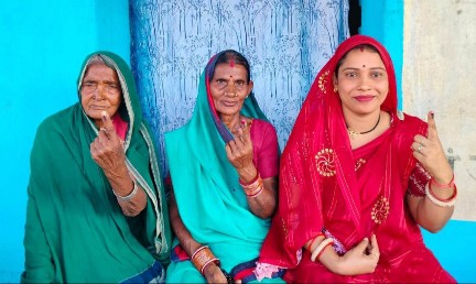 तीन पीढिय़ों में सास, बहू और उनकी बहू ने दी वोट