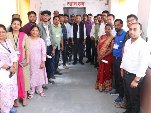 सामान्य प्रेक्षक, कलेक्टर एवं राजनीतिक दलों के प्रतिनिधियों की उपस्थिति में स्ट्रांग रूम को किया गया सील