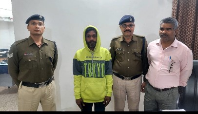सुन्दरगढ़ (ओडिसा) का एक स्थाई वारंटी को आरपीएफ की विशेष टीम ने घर में दबिश दे गिरफ्तार किया, वारंटी के विरूद्ध रेसुब पोस्ट चांपा में भी 3 स्थायी वारंट जारी हुआ