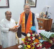 डॉ रमन सिंह से सौजन्य भेंट करने पहुंचे पुरंदर मिश्रा