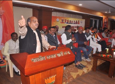 भाजपा कार्यालय में चारों मंडल के जुटे कार्यकर्ता, विधायक पुरंदर मिश्रा का जोशीले अंदाज में किया स्वागत