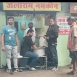 <em>ओपी की एतिहासिक जीत पर जलाराम नमकीन द्वारा मुफ्त पोहा वितरण</em>