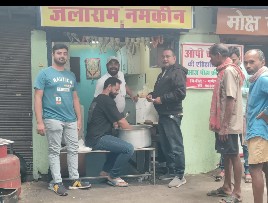 ओपी की एतिहासिक जीत पर जलाराम नमकीन द्वारा मुफ्त पोहा वितरण