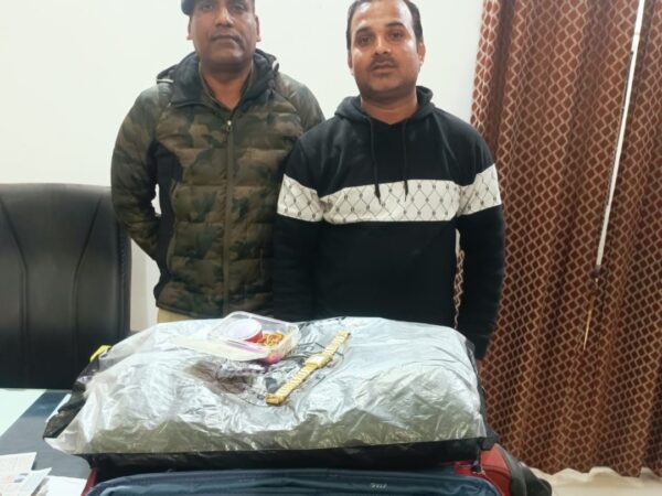 साउथ बिहार ट्रेन में लाखों के सोने चांदी से भरा बैग  छूटा सूचना पर रेल सुरक्षा बल पोस्ट रायगढ़ ने यात्री को किया सुपुर्द